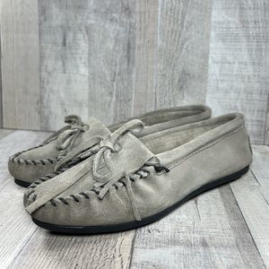 Minnetonka Women's Kilty Hardsole Suede Moccasin Loafer Slip On Gray Size 6.5
